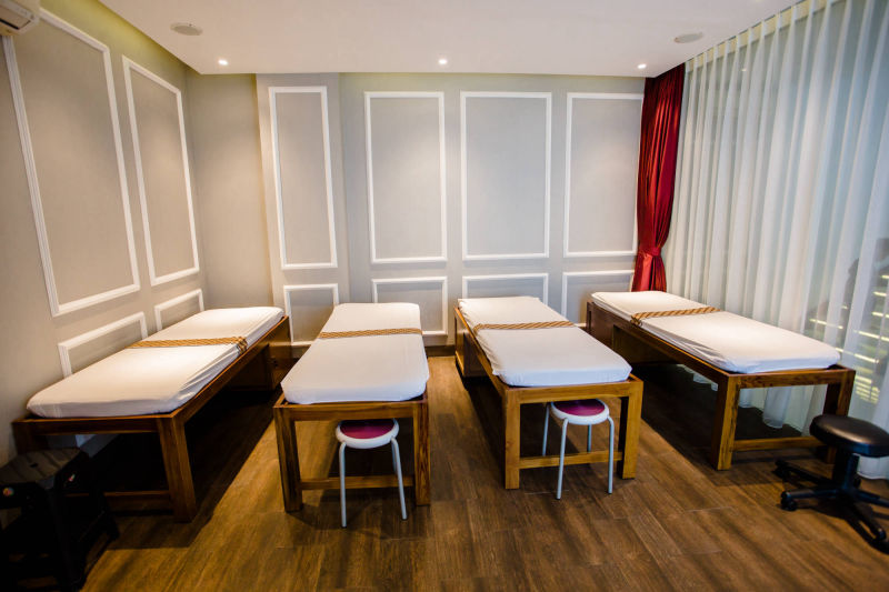 Facial treatment room with beds